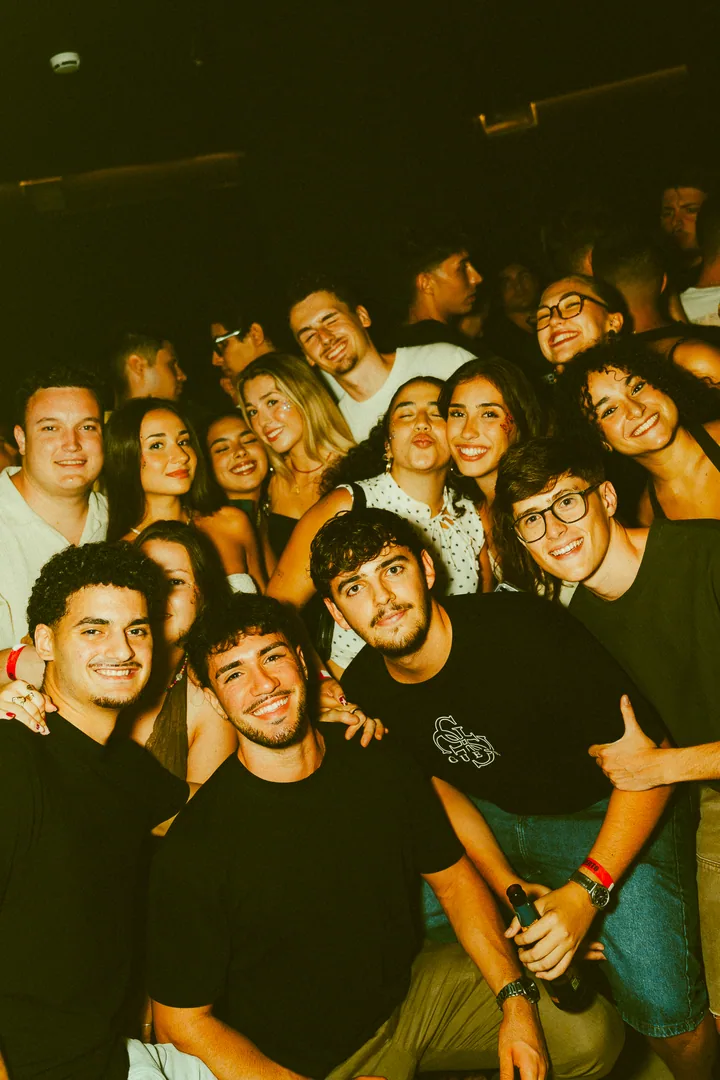 Un grupo grande de jóvenes posa sonriendo para la foto.