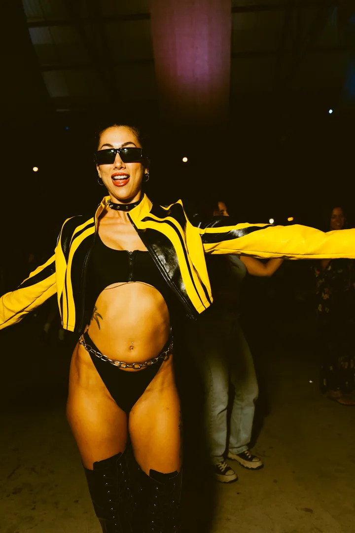Una bailarina con chaqueta amarilla y negra y gafas de sol en la pista de Berlin Social Club.